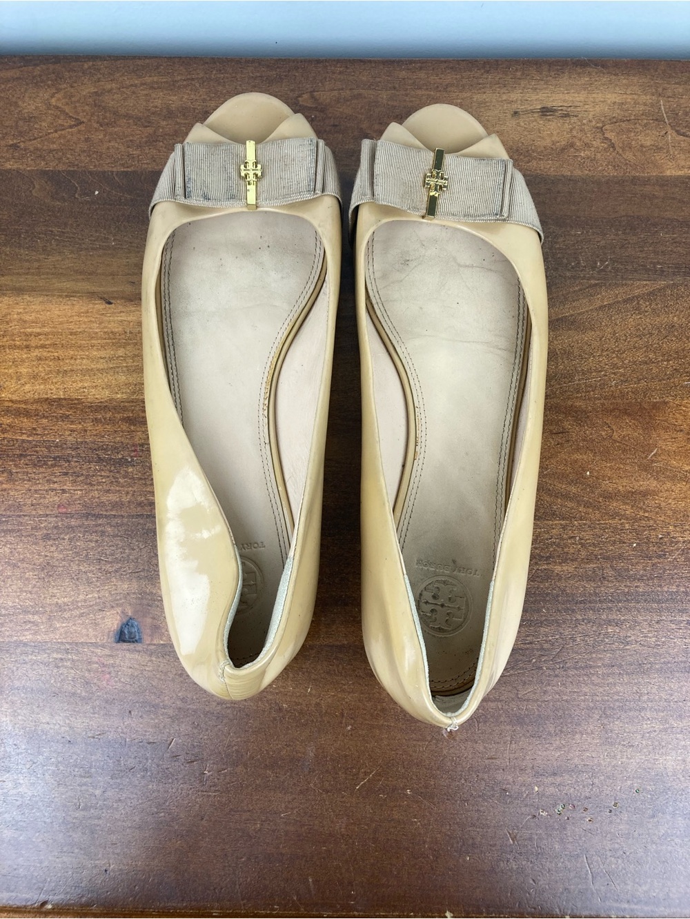 Tory Burch Trudy Open Toe Flats Patent Peep Toe Bow Gold Beige Women’s Size 11M. - Picture 14 of 15